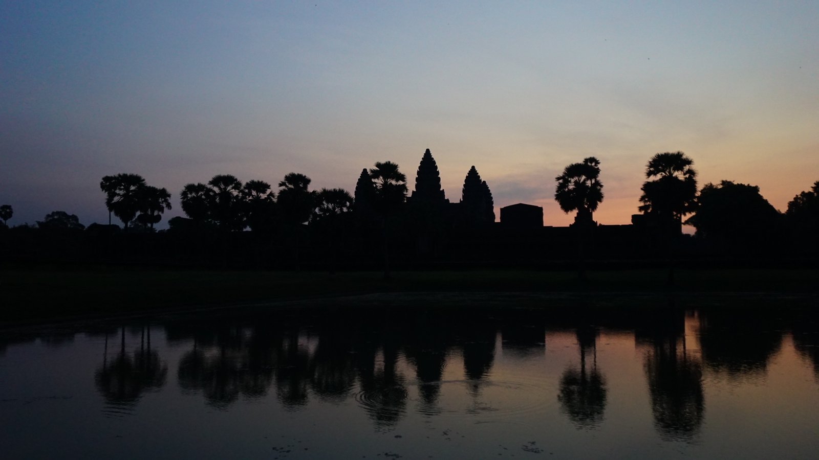 Lever de soleil sur les temples d'Angkor au Cambodge, Asie du sud est.