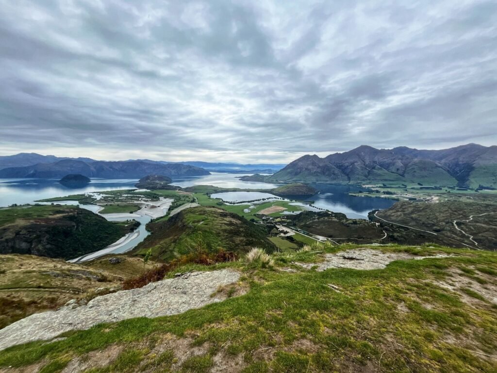 La vue panoramique sur le lac Wanaka depuis le sommet de la Diamond Lake & Rocky Mountain Walk