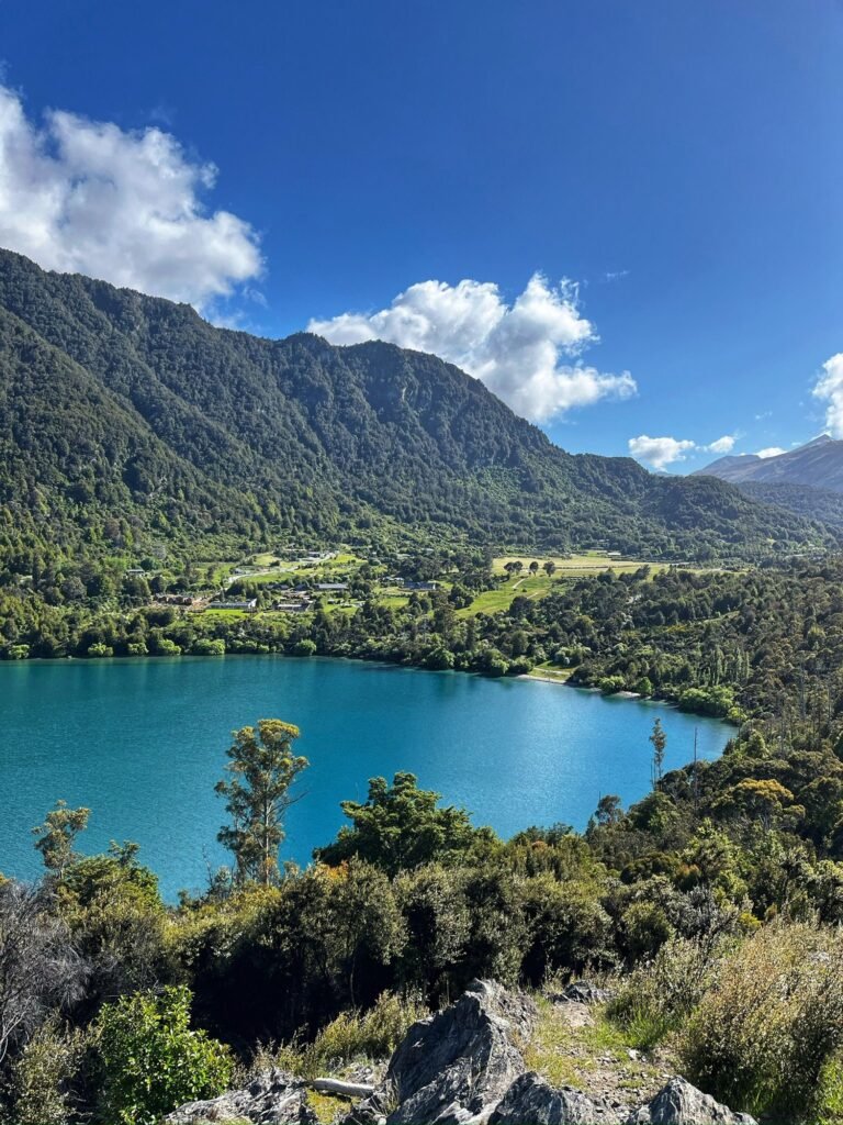La vue sur Bob’s Cove depuis le sommet de la colline pendant la randonnée 