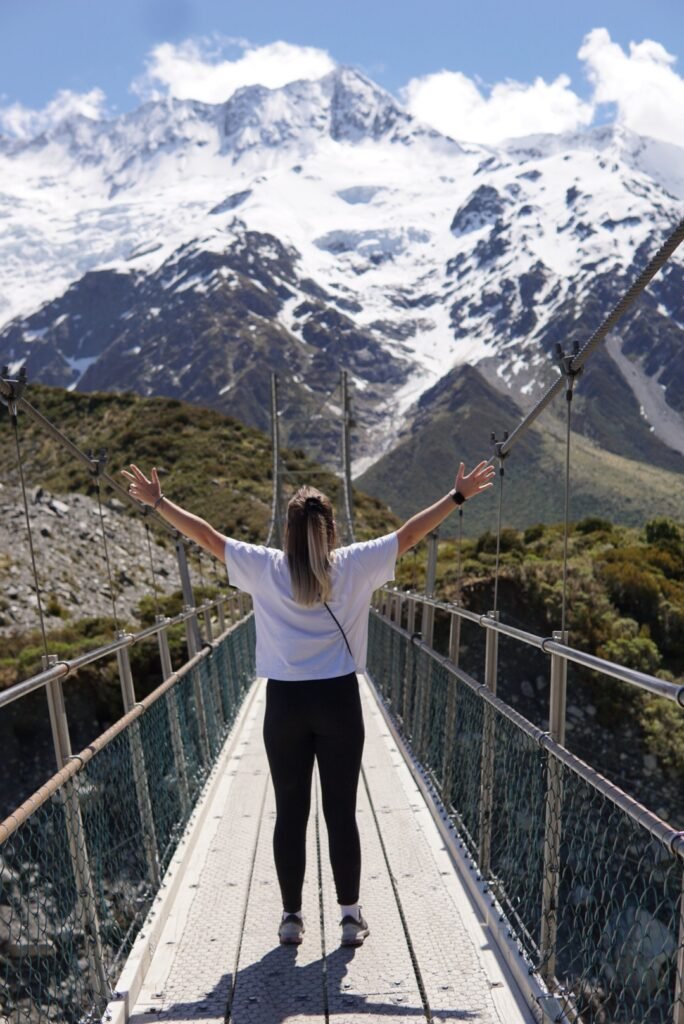 Léa sur l’un des ponts suspendus de la Hooker Valley Track