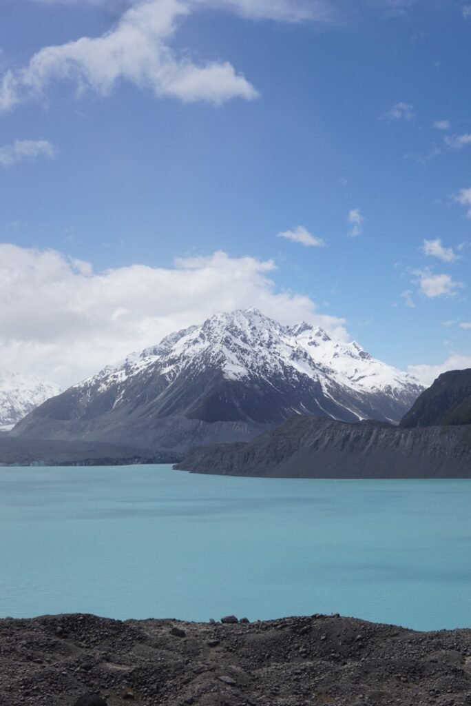 La vue sur le lac Tasman avec le glacier en arrière plan 