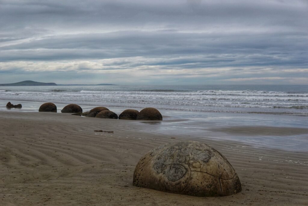 Les Moratakis Boulders posés sur la plage en marée basse