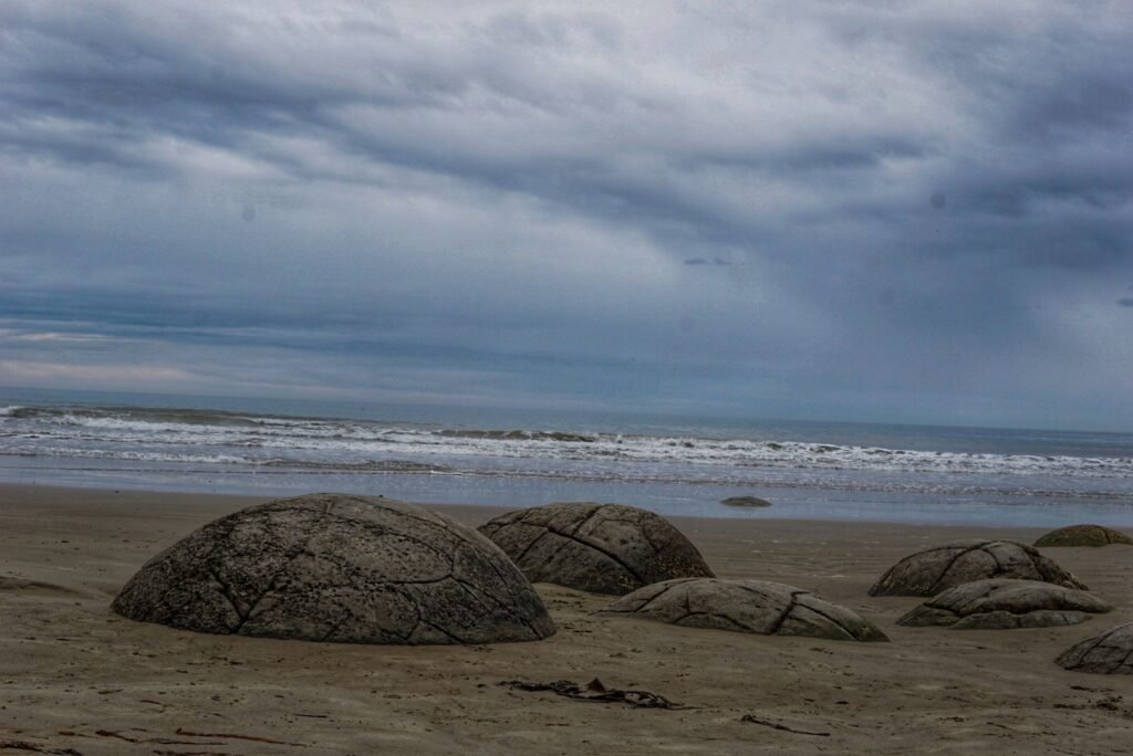 Un second point de vue des Moeraki Boulders