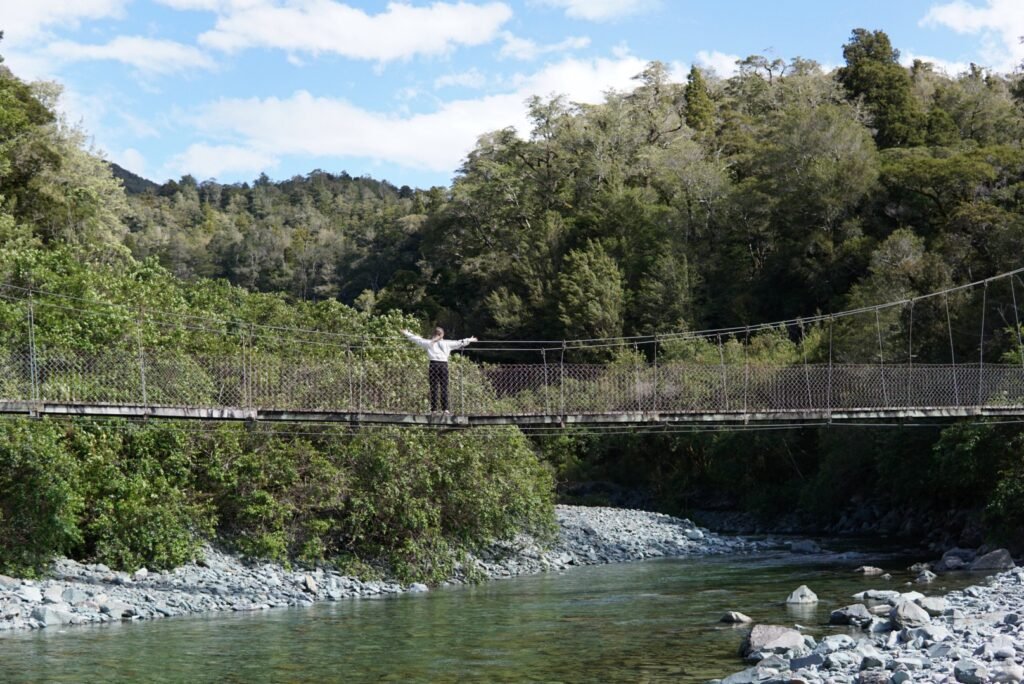 Léa de loin sur l’un des ponts suspendus lors de la randonnée pour atteindre Hollyford Falls