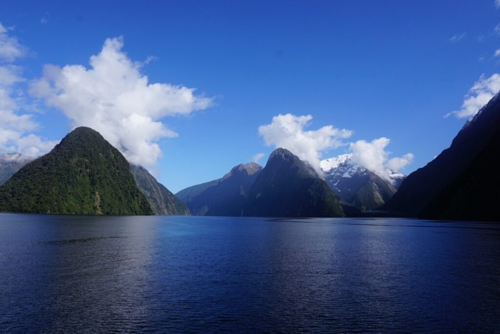 Une vue dégagée sur les fjord à Milford Sound