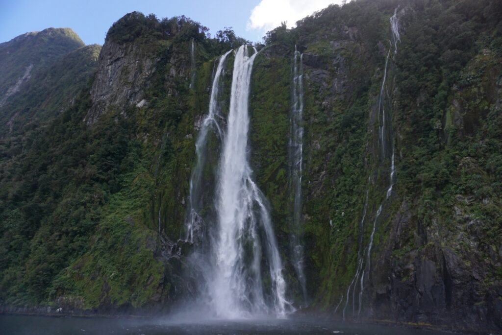 Une immense cascade qui tombe directement dans l’océan vue depuis le bateau