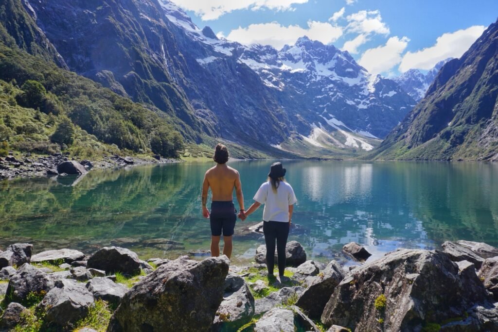 Toto et Lele main dans la main devant le lac Marian à la fin de la randonnée 