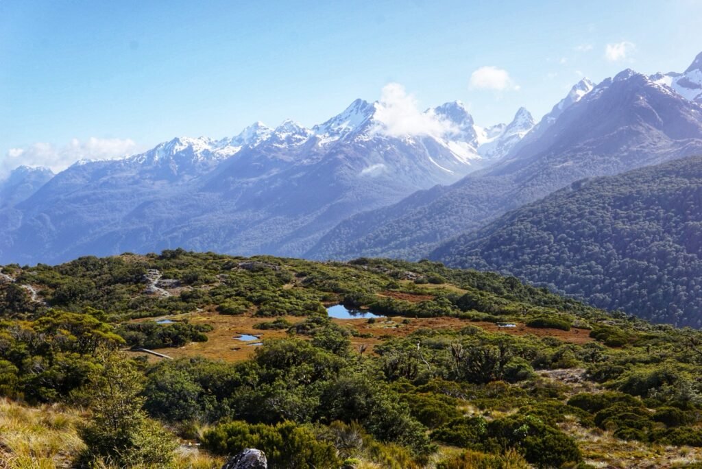Une vue magnifique sur les montagnes depuis le sommet de la Key Summit