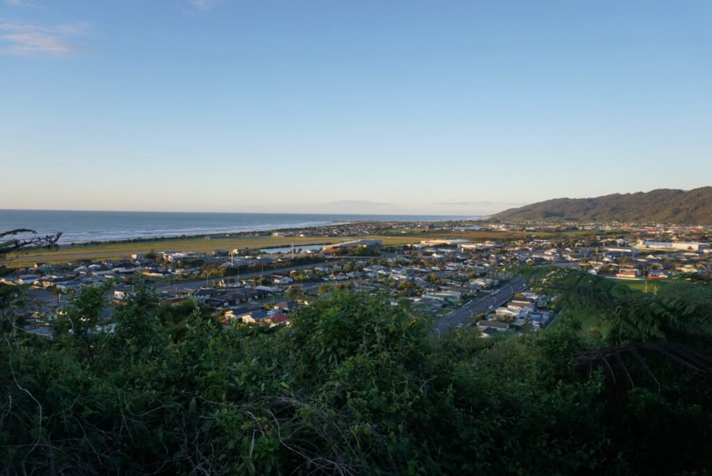 Photo panoramique de la ville de Greymouth prise sur les hauteurs 