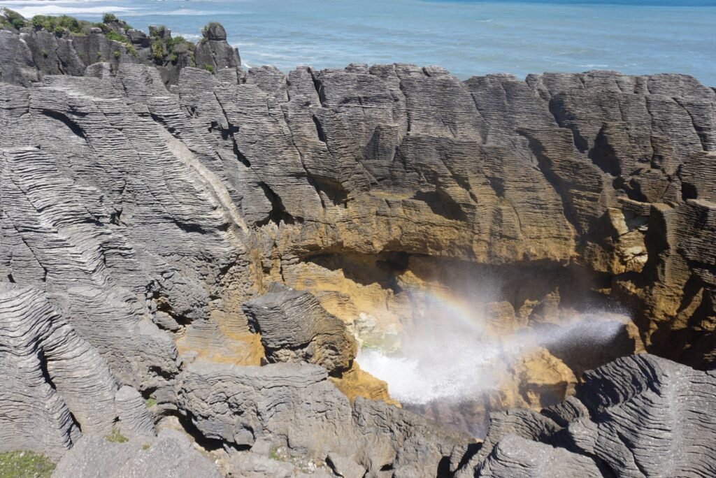 Photo d’un blowhole à Punakaiki avec un jet d’eau qui en sort