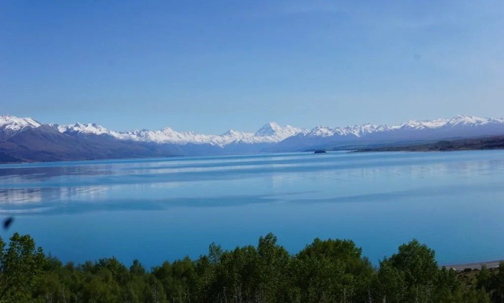 Photo prise avec le drone sur le lac Pukaki avec en fond les montagnes enneigées et le Mont Cook