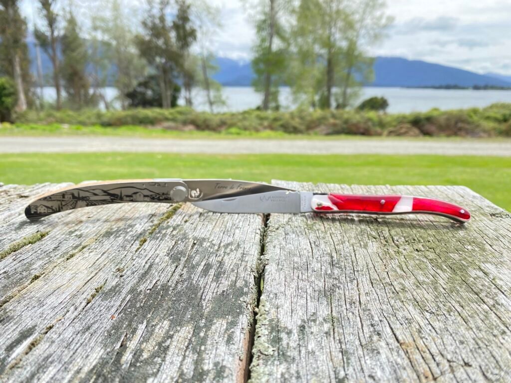 Nos couteaux pour le voyage, indispensables pour un picnic réussi au bord du lac Te Anau