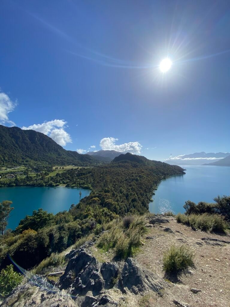 La vue sur Bob’s Cove et le lac Wakatipu pendant la randonnée 