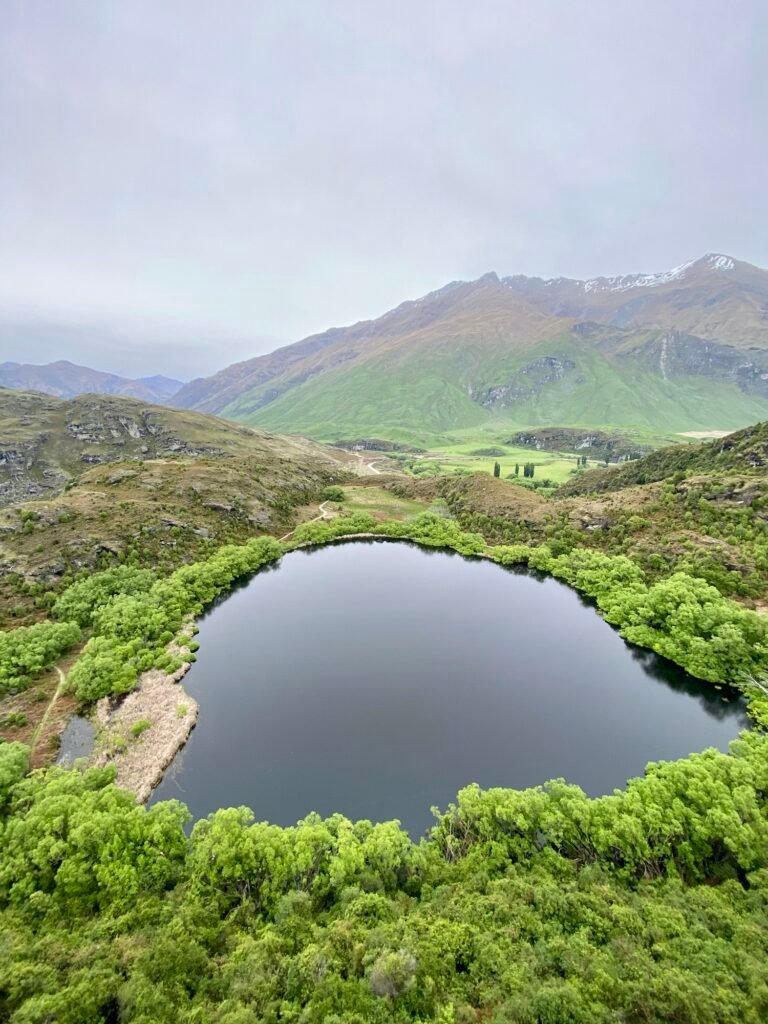 La vue sur Diamond Lake depuis la randonnée de Diamond Lake & Rocky Mountain Walk