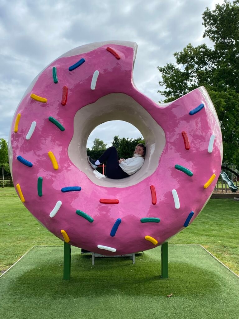 Léa dans la sculpture de donut géant à Springfield 
