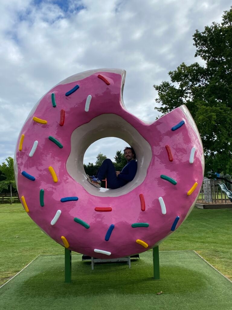 Thomas dans la sculpture de donut géant à Springfield 