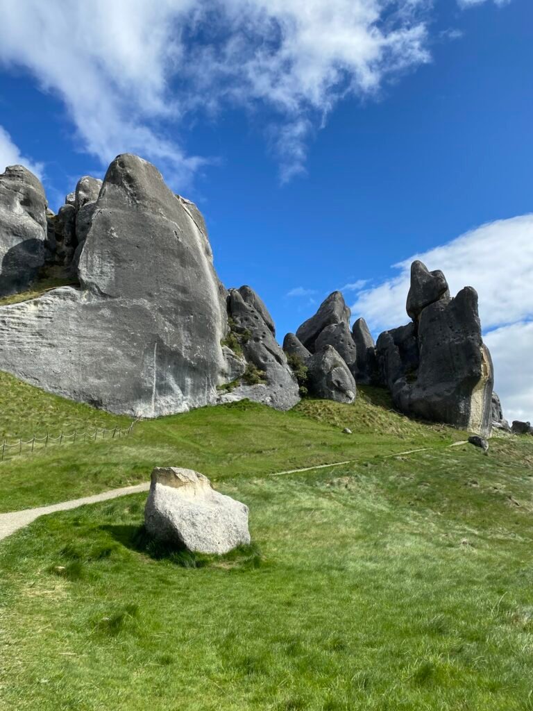 Une autre vue sur les rochers de Castle Hill et le sentier qui les longe