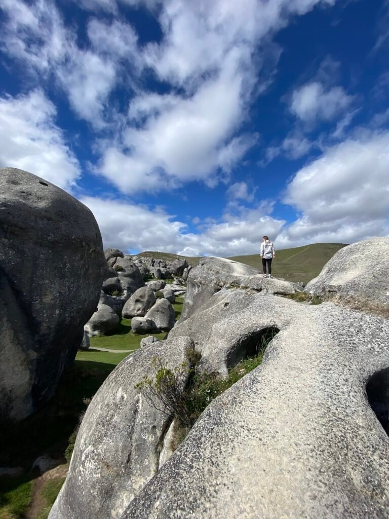 Léa debout sur un rocher à Castle Hill