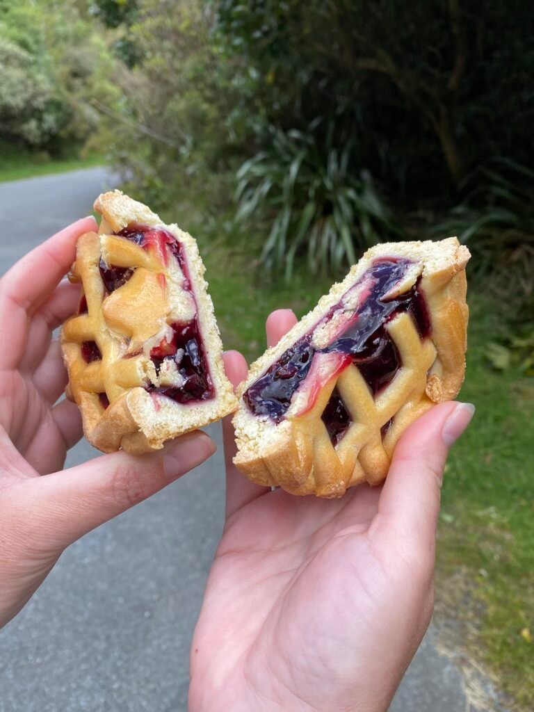Une photo de tourte sucrée aux fruits rouges 