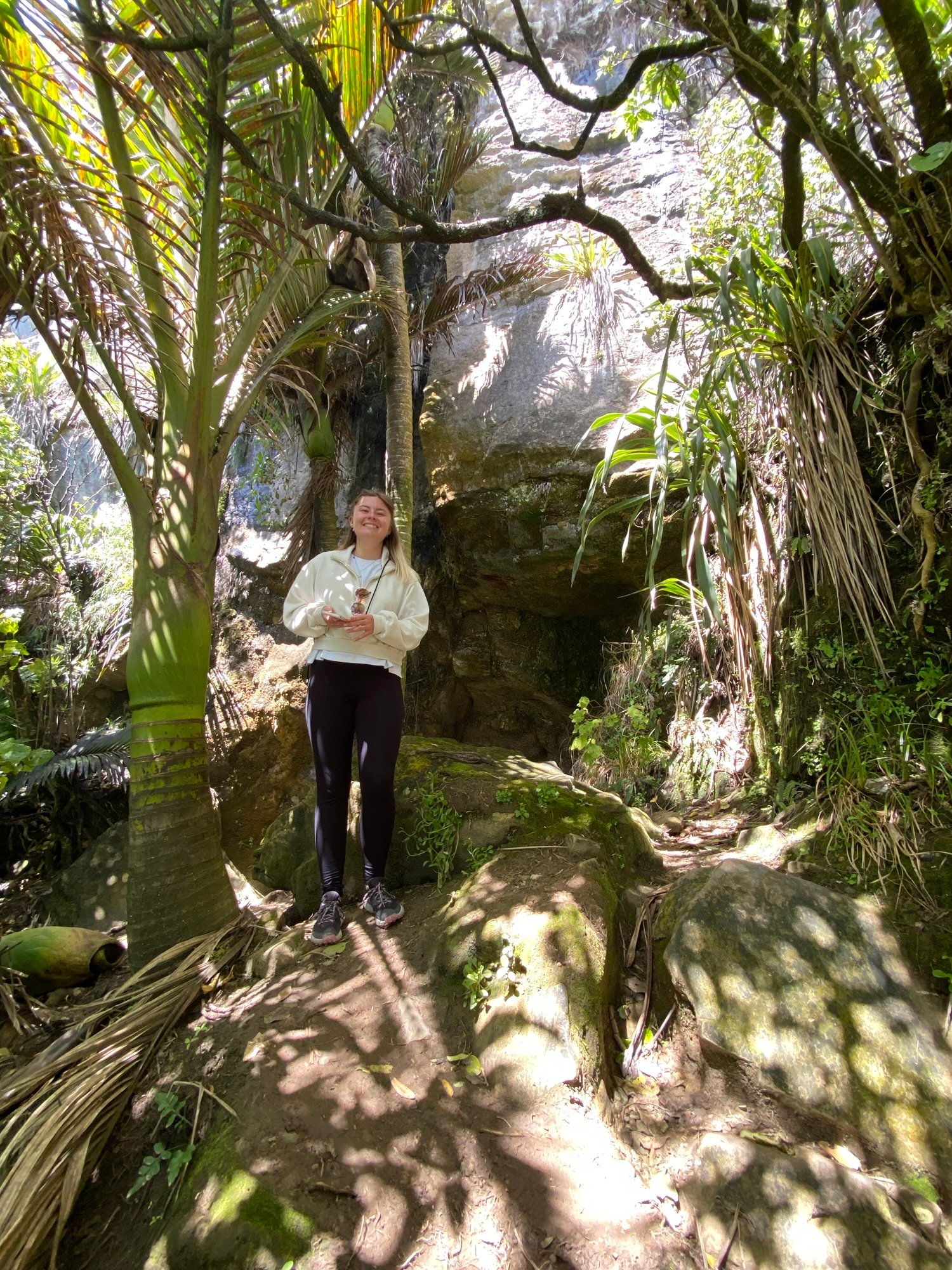 Une photo de Léa se tenant debout devant l’entrée de la Punakaiki Cavern