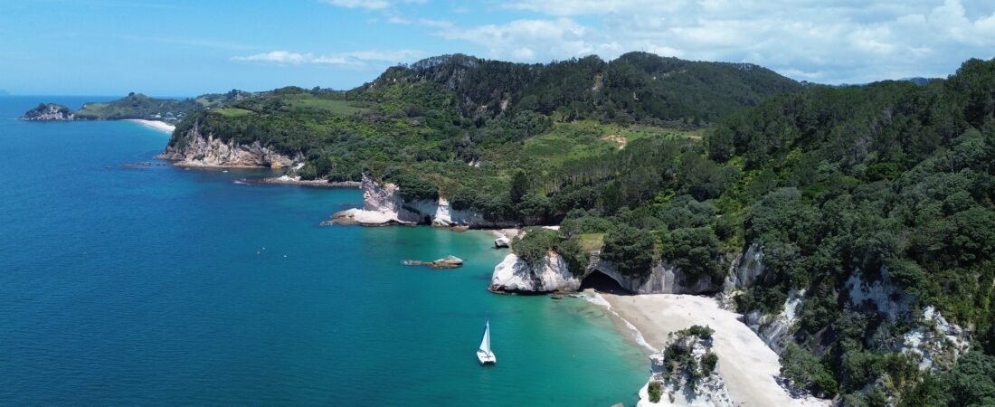Dernière étape en Nouvelle-Zélande :&nbsp;Cathedral&nbsp;Cove sur la péninsule de Coromandel