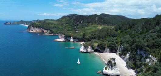 Dernière étape en Nouvelle-Zélande :&nbsp;Cathedral&nbsp;Cove sur la péninsule de Coromandel